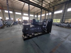 上柴動(dòng)力350千瓦柴油發(fā)電機(jī)組柴油機(jī)型號(hào)SC13E550D2配套悅成無(wú)刷全銅發(fā)電機(jī),自動(dòng)自保護(hù)控制器